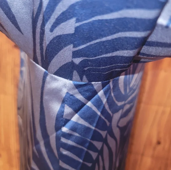 White House Black Market Top Size M Blues - Picture 7 of 12